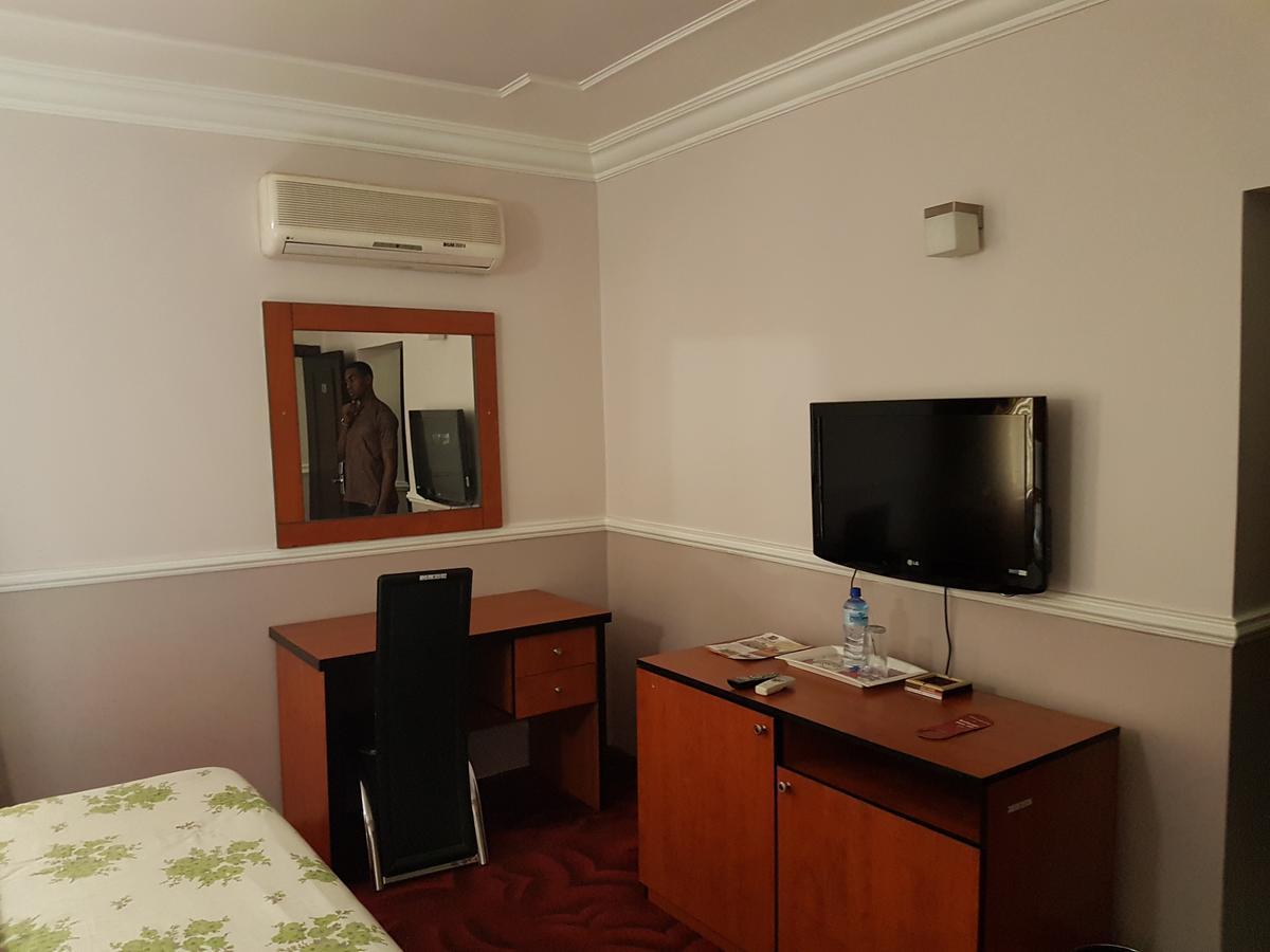 Marvel Hotel & Suites Kunkwaba Exterior foto